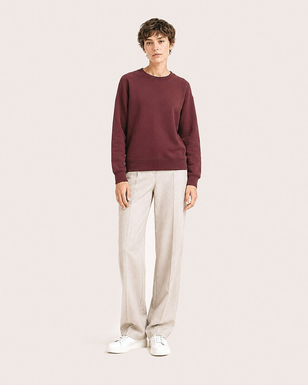 Model Weiblich trägt das BILLOW Sweatshirt von CALYPSO GIANO in Burgundy in einer entspannten Pose.