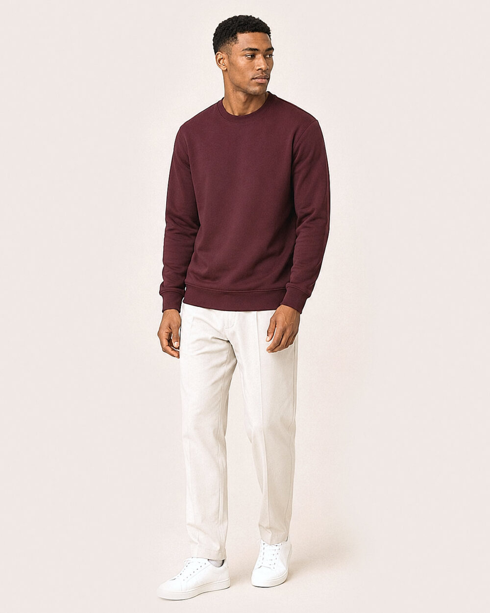 Model Männlich trägt das BILLOW Sweatshirt von CALYPSO GIANO in Burgundy in einer entspannten Pose.