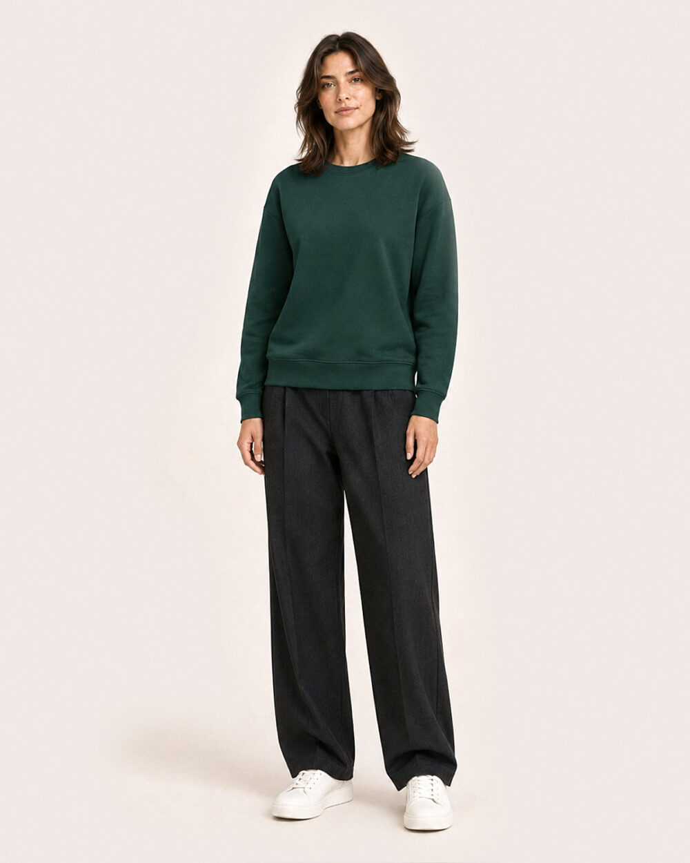 Model Weiblich trägt das grüne BILLOW Sweatshirt von CALYPSO GIANO in einer entspannten Pose.