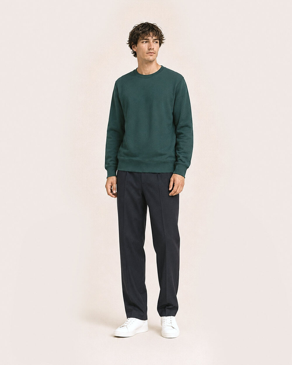 Model Männlich trägt das BILLOW Sweatshirt von CALYPSO GIANO in Grün in einer entspannten Pose.