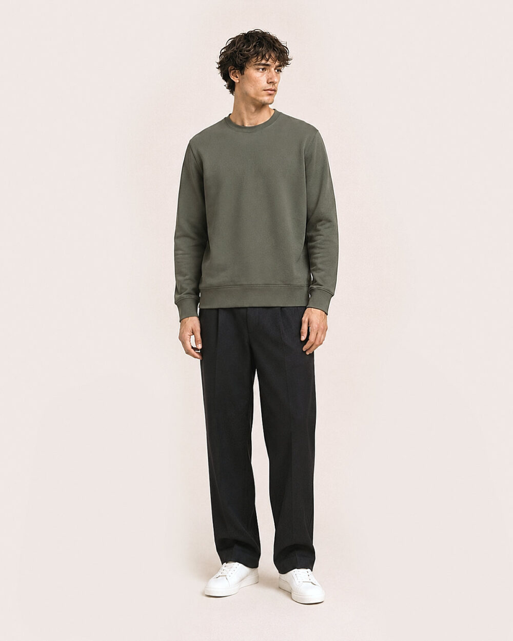 Model Männlich trägt das BILLOW Sweatshirt von CALYPSO GIANO in Khaki in einer entspannten Pose.