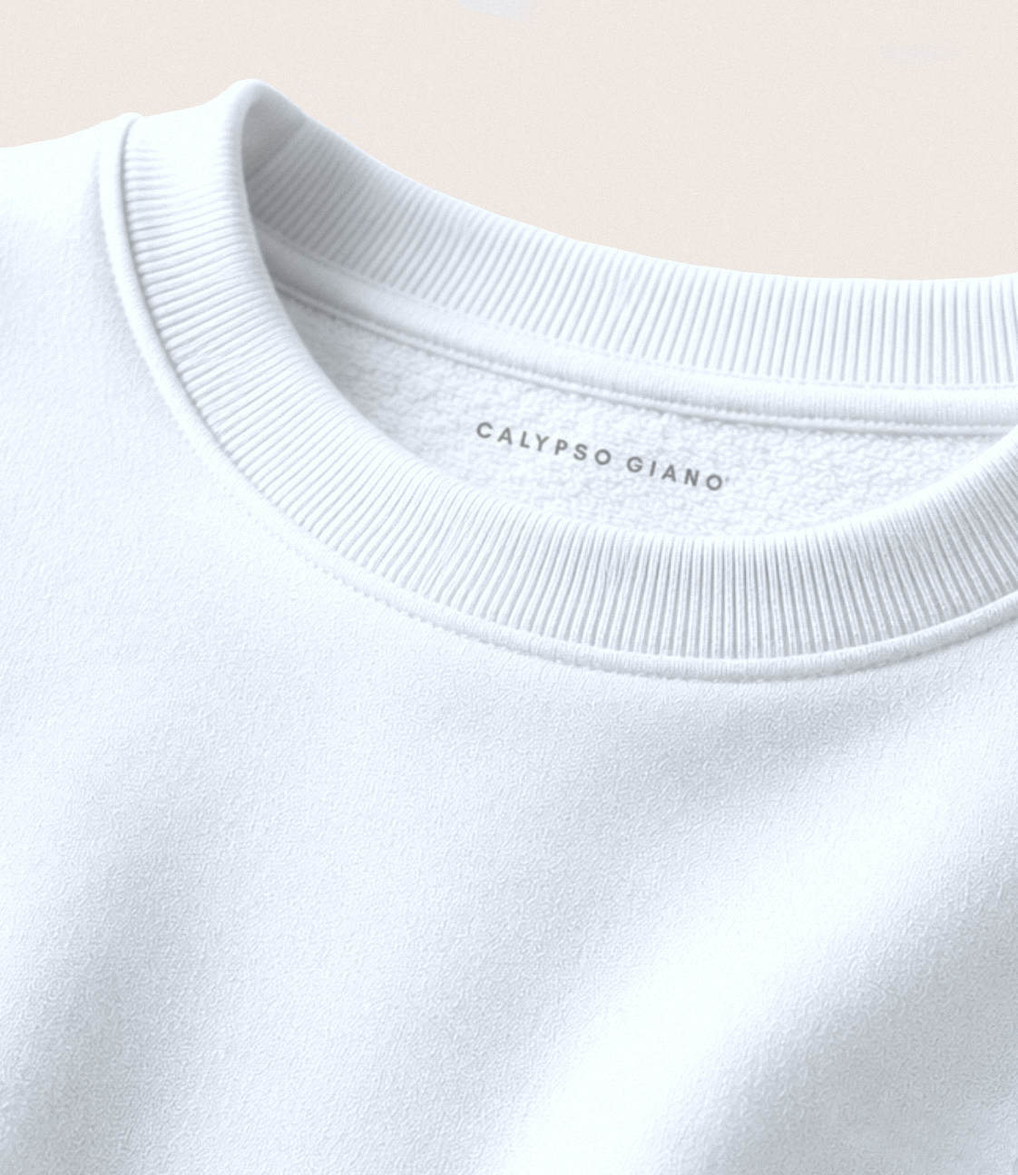 Detailaufnahme des weissen BILLOW Sweatshirts von CALYPSO GIANO mit Fokus auf Kragen, weiche Stoffstruktur und Verarbeitung.