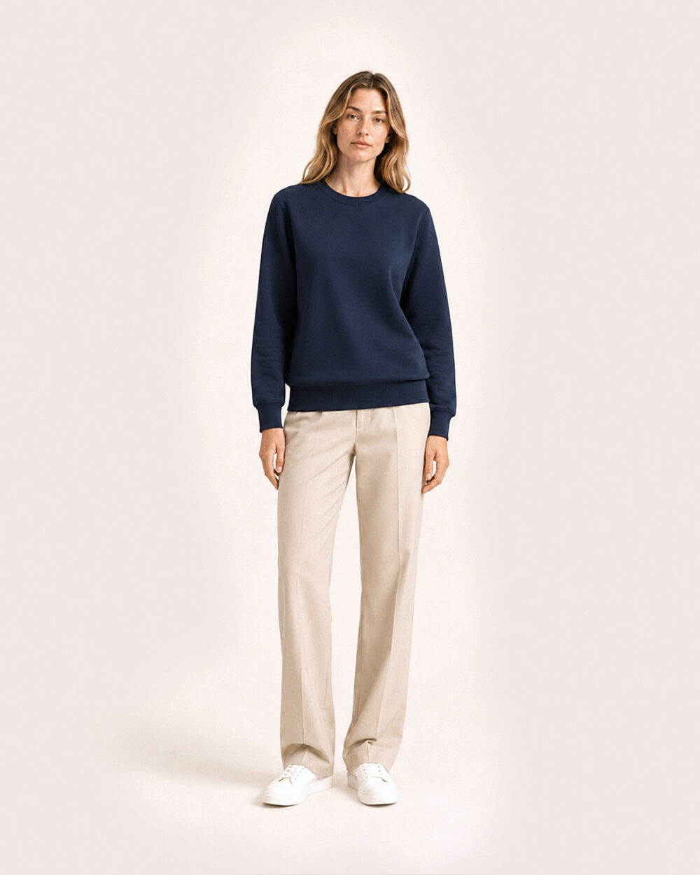 Model Weiblich trägt das BILLOW Sweatshirt von CALYPSO GIANO in Navy in einer entspannten Pose.