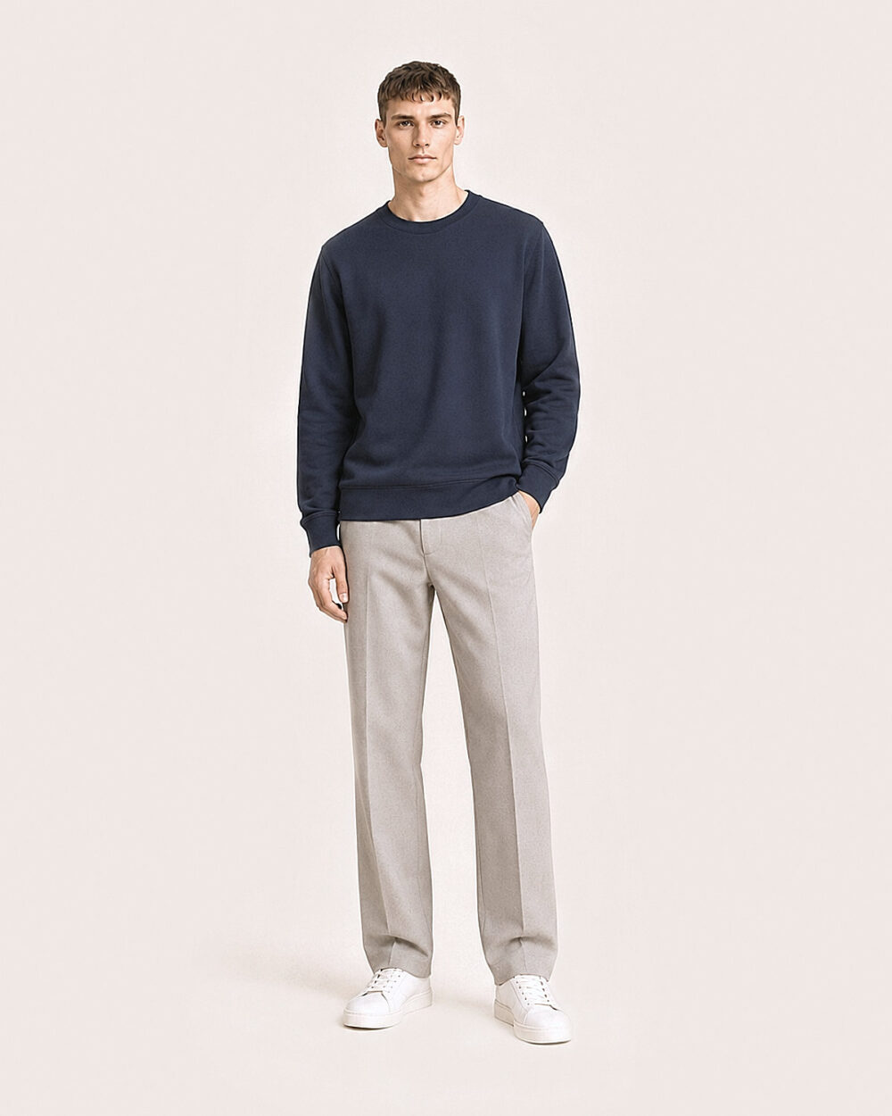 Model Männlich trägt das BILLOW Sweatshirt von CALYPSO GIANO in Navy in einer entspannten Pose.