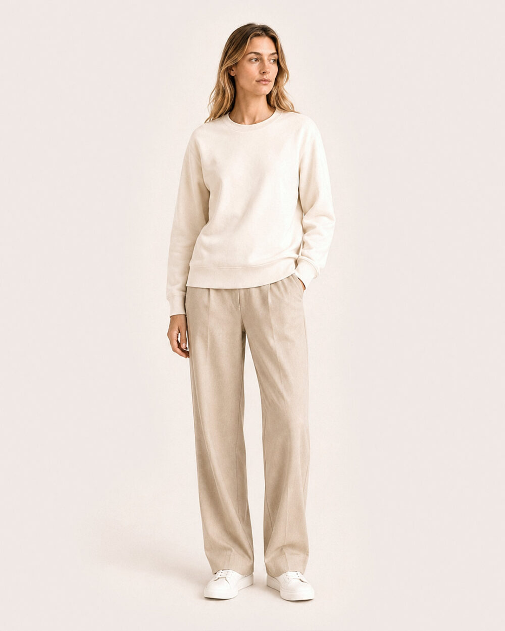 Model Weiblich trägt das BILLOW Sweatshirt von CALYPSO GIANO in Raw in einer entspannten Pose.