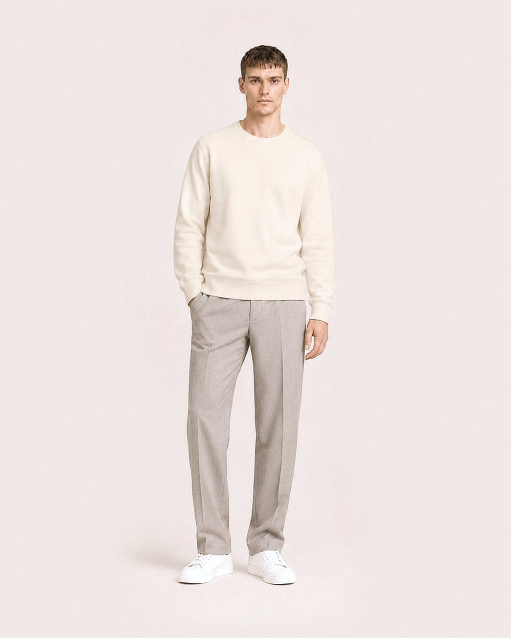 Model Männlich trägt das BILLOW Sweatshirt von CALYPSO GIANO in Raw in einer entspannten Pose.