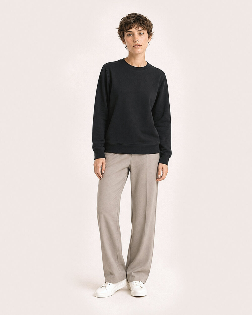 Model Weiblich trägt das BILLOW Sweatshirt von CALYPSO GIANO in Schwarz in einer entspannten Pose.