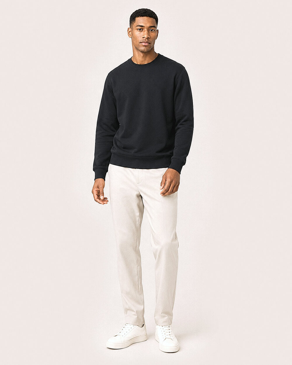 Model Männlich trägt das BILLOW Sweatshirt von CALYPSO GIANO in Schwarz in einer entspannten Pose.