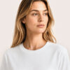 Nahaufnahme eines weiblichen Models im weissen BILLOW Sweatshirt von CALYPSO GIANO mit Fokus auf Stoff, Kragen und Verarbeitung.