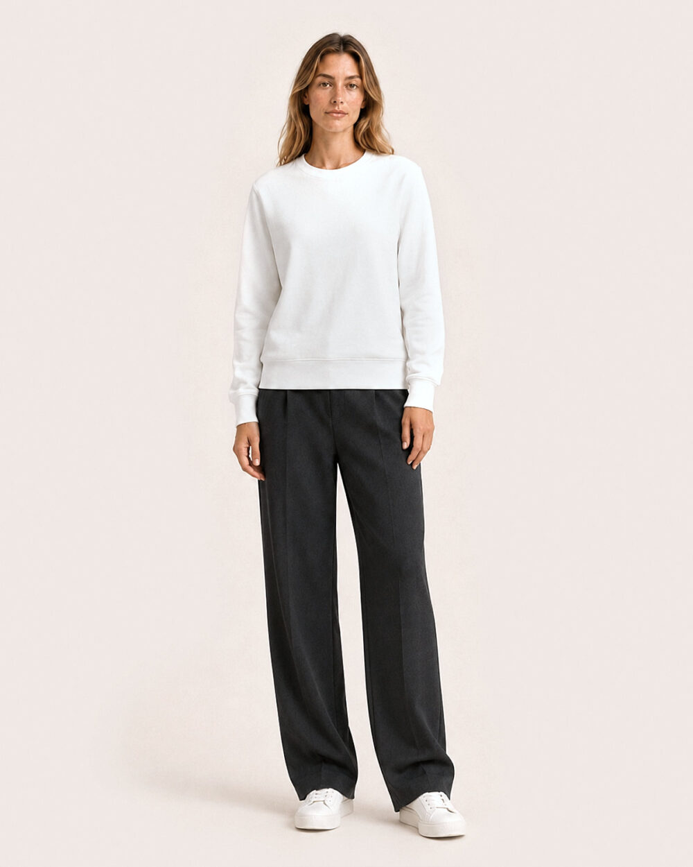 Model Weiblich trägt das weisse BILLOW Sweatshirt von CALYPSO GIANO in einer entspannten Pose.