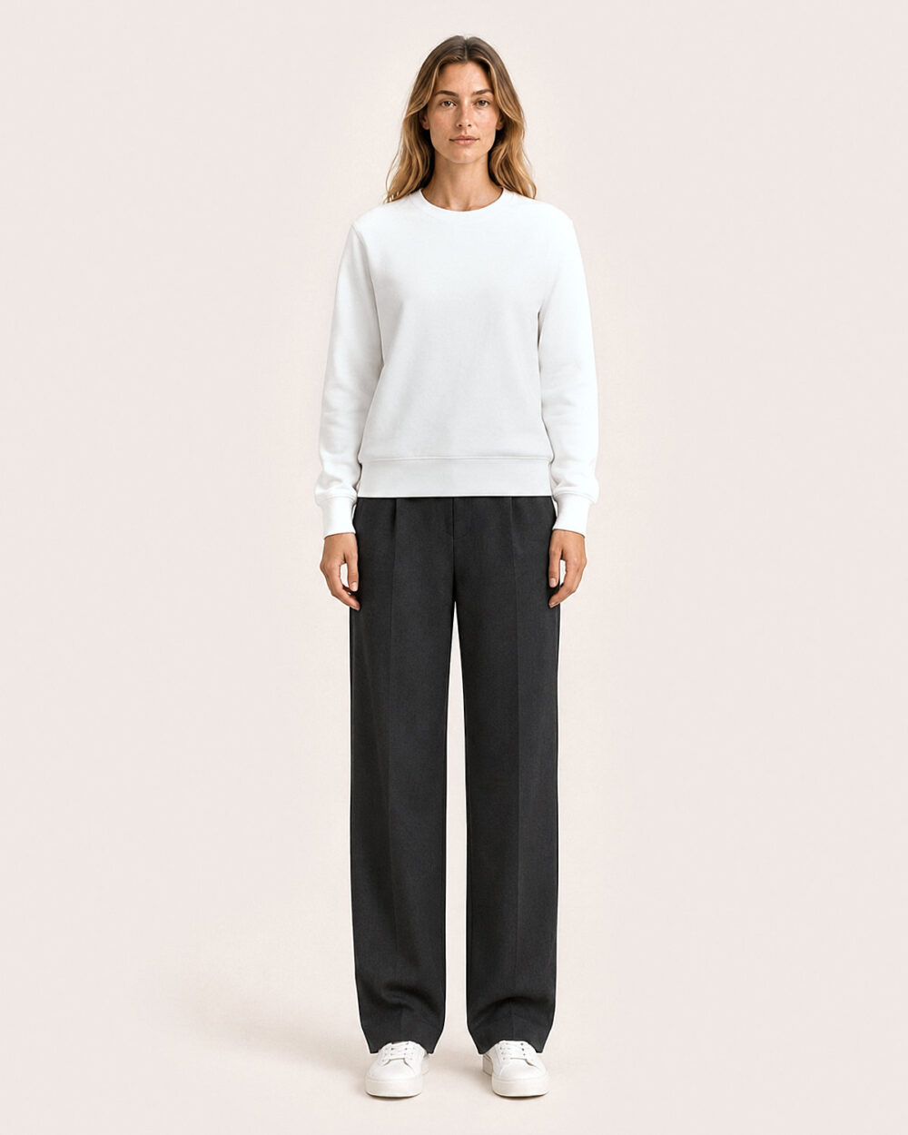 Model Weiblich trägt das weisse BILLOW Sweatshirt von CALYPSO GIANO in der Frontansicht.