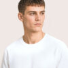 Nahaufnahme eines männlichen Models im weissen BILLOW Sweatshirt von CALYPSO GIANO mit Fokus auf Stoff, Kragen und Verarbeitung.