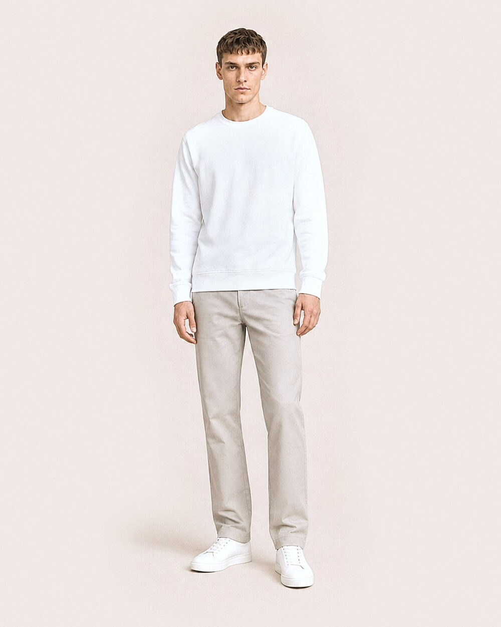 Model Männlich trägt das weisse BILLOW Sweatshirt von CALYPSO GIANO in einer entspannten Pose.