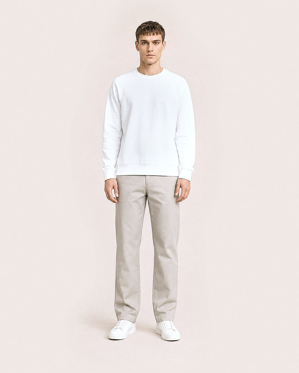 Model Männlich trägt das weisse BILLOW Sweatshirt von CALYPSO GIANO in der Frontansicht.