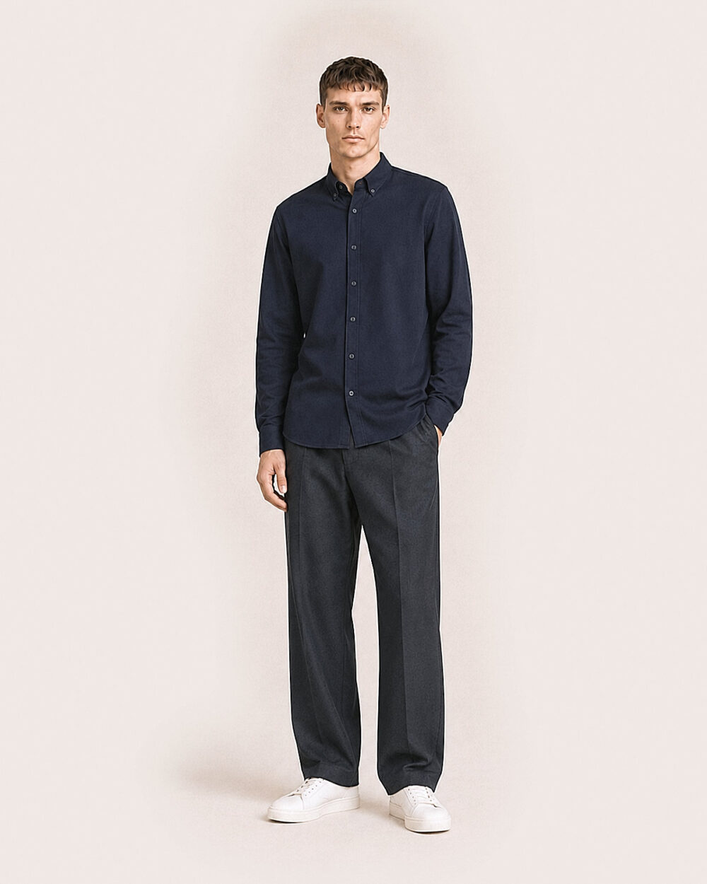 Model Männlich trägt das DRIFT Hemd von CALYPSO GIANO in Navy in einer entspannten Pose.