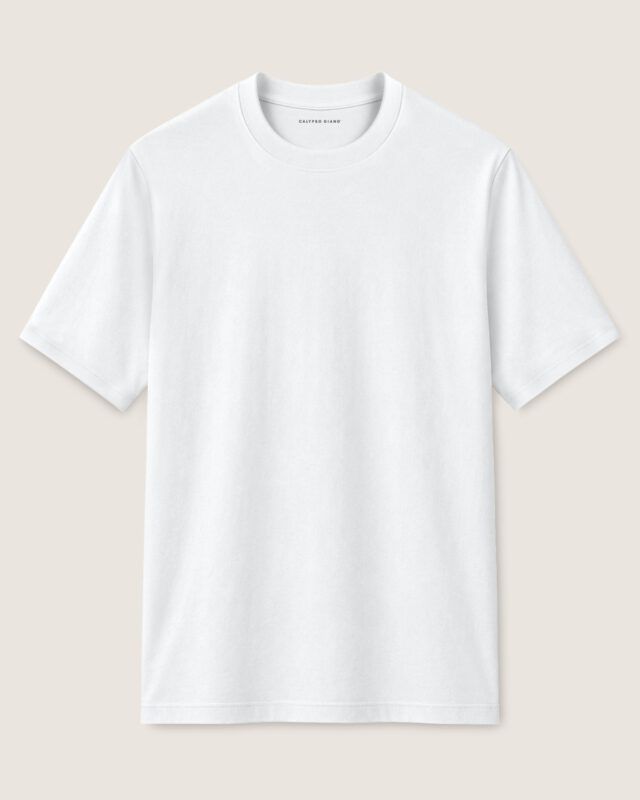 Weißes CALYPSO GIANO SENSE T-Shirt auf hellem Hintergrund