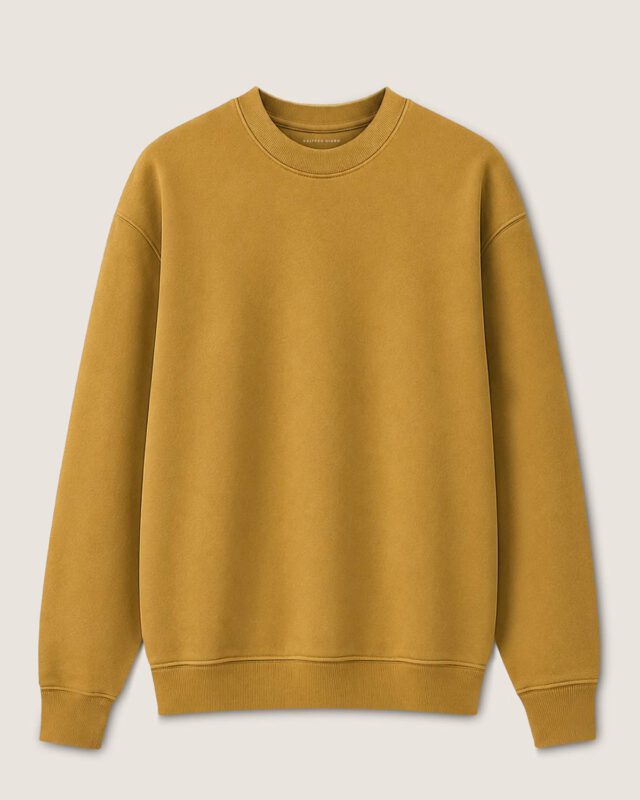 Ockerfarbenes CALYPSO GIANO BILLOW Sweatshirt auf hellem Hintergrund