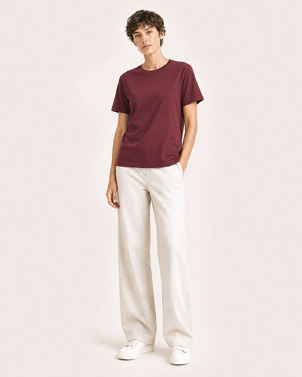 Model F3 trägt das SENSE T-Shirt von CALYPSO GIANO in Burgundy in einer entspannten Pose.