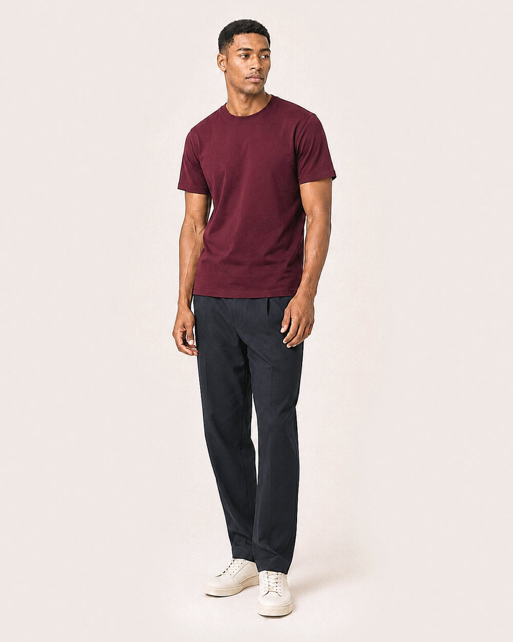 Model M3 trägt das SENSE T-Shirt von CALYPSO GIANO in Burgundy in einer entspannten Pose.