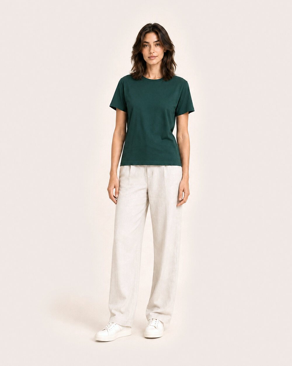 Model F2 trägt das grüne SENSE T-Shirt von CALYPSO GIANO in einer entspannten Pose.