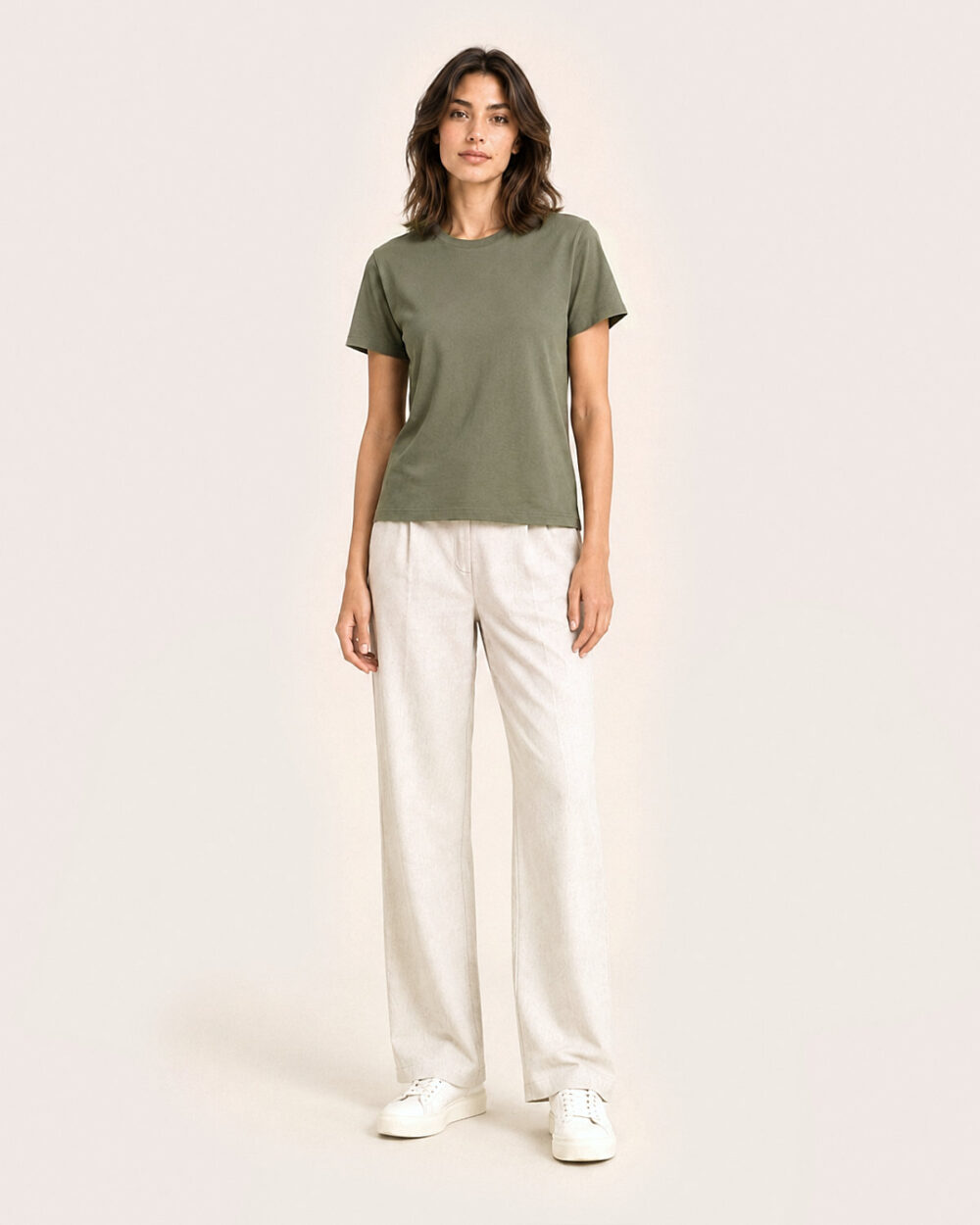 Model F2 trägt das SENSE T-Shirt von CALYPSO GIANO in Khaki in einer entspannten Pose.