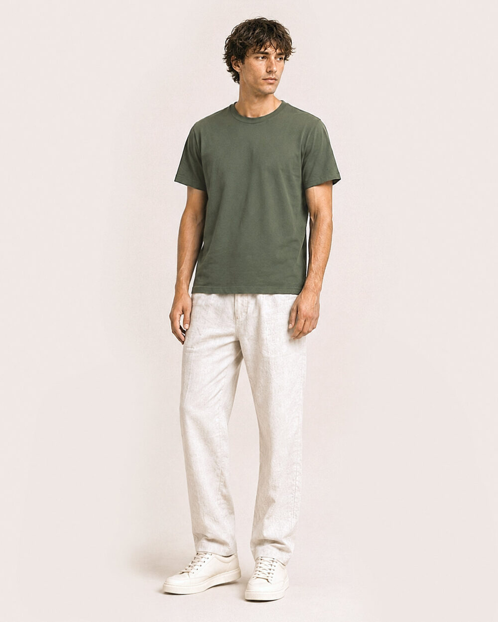 Model M2 trägt das SENSE T-Shirt von CALYPSO GIANO in Khaki in einer entspannten Pose.