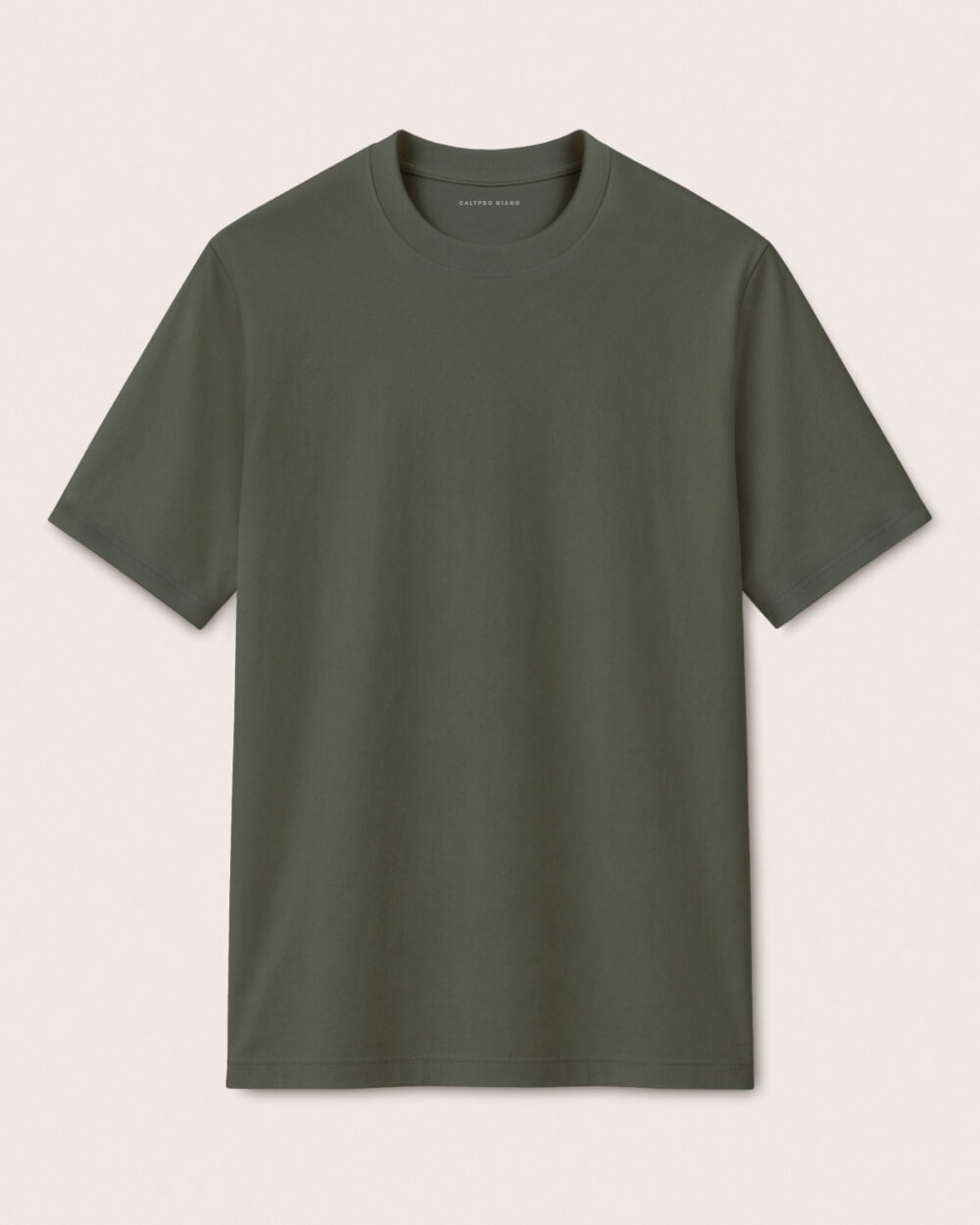 SENSE T-Shirt von CALYPSO GIANO in Khaki als Produktfreisteller auf hellem Hintergrund.