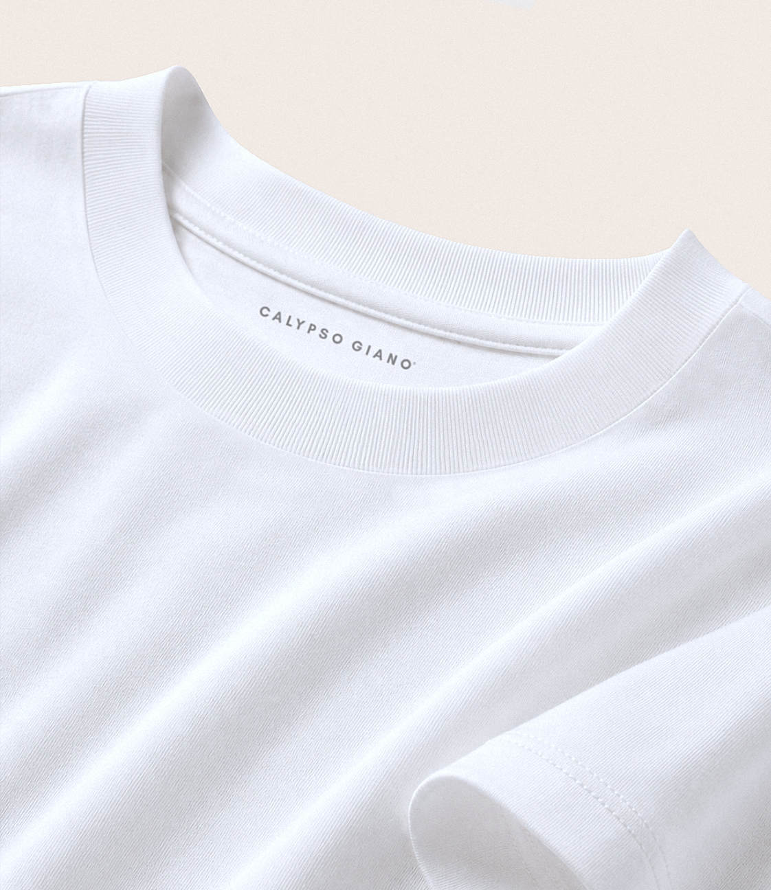 Detailaufnahme des weissen SENSE T-Shirts von CALYPSO GIANO mit Fokus auf Kragen, Stoffstruktur und Verarbeitung.