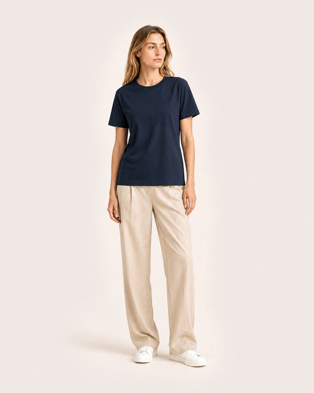 Model F1 trägt das SENSE T-Shirt von CALYPSO GIANO in Navy in einer entspannten Pose.