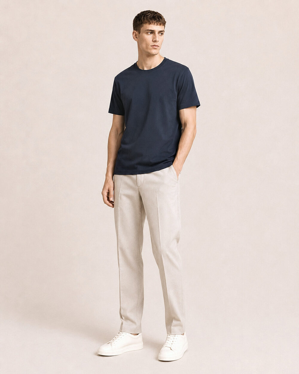 Model M1 trägt das SENSE T-Shirt von CALYPSO GIANO in Navy in einer entspannten Pose.
