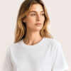 Nahaufnahme des weissen SENSE T-Shirts von CALYPSO GIANO mit Fokus auf Stoff und Kragen.
