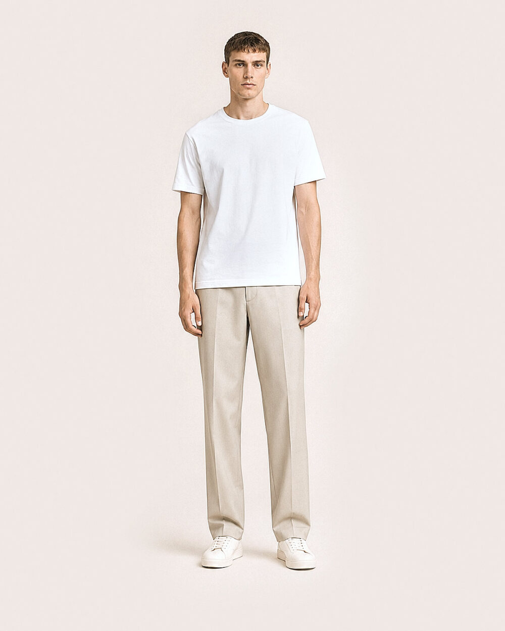 Model M1 trägt das weisse SENSE T-Shirt von CALYPSO GIANO in der Frontansicht.