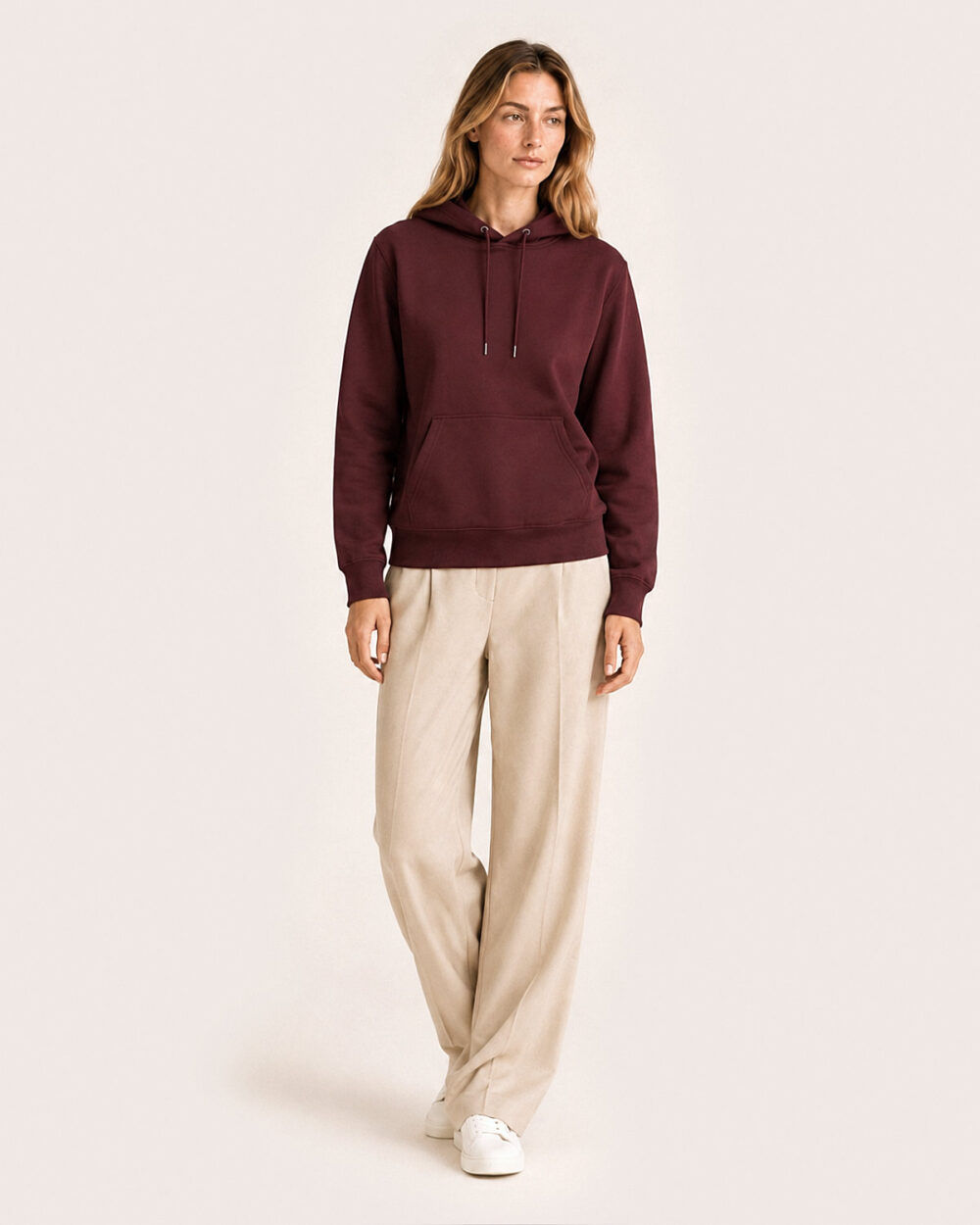 Model F3 trägt den WAVE Hoodie von CALYPSO GIANO in Burgundy in einer entspannten Pose.