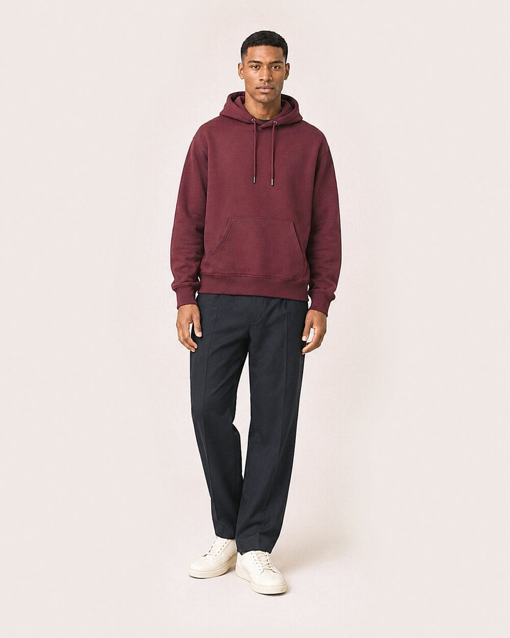 Model M3 trägt den WAVE Hoodie von CALYPSO GIANO in Burgundy in einer entspannten Pose.
