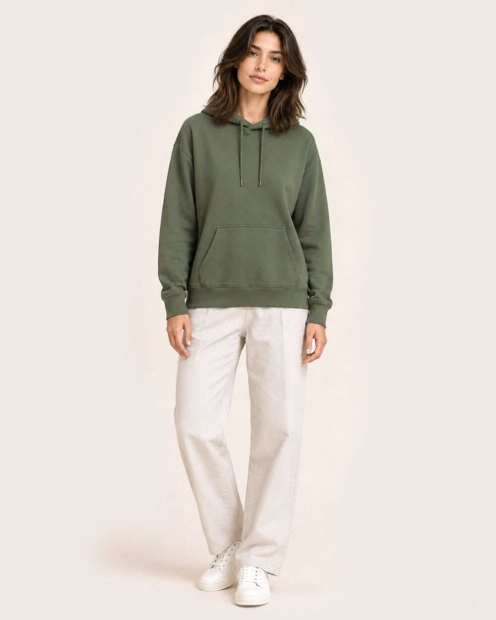 Model F2 trägt den WAVE Hoodie von CALYPSO GIANO in Khaki in einer entspannten Pose.