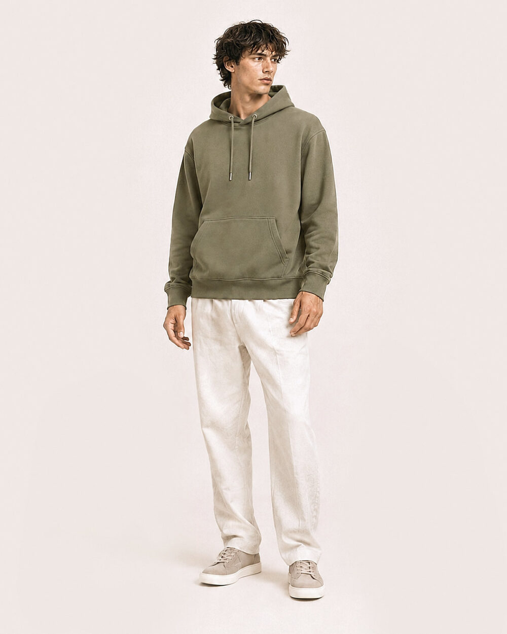 Model M2 trägt den WAVE Hoodie von CALYPSO GIANO in Khaki in einer entspannten Pose.