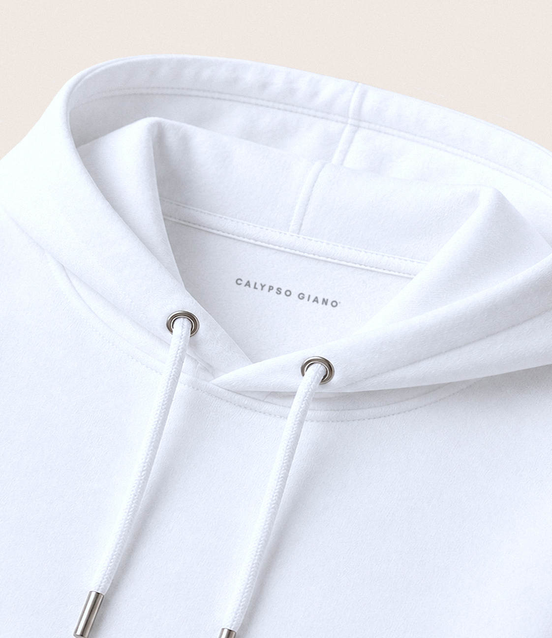 Detailaufnahme des weissen WAVE Hoodies von CALYPSO GIANO mit Fokus auf Kapuze, Kordeln, Stoffstruktur und Verarbeitung.