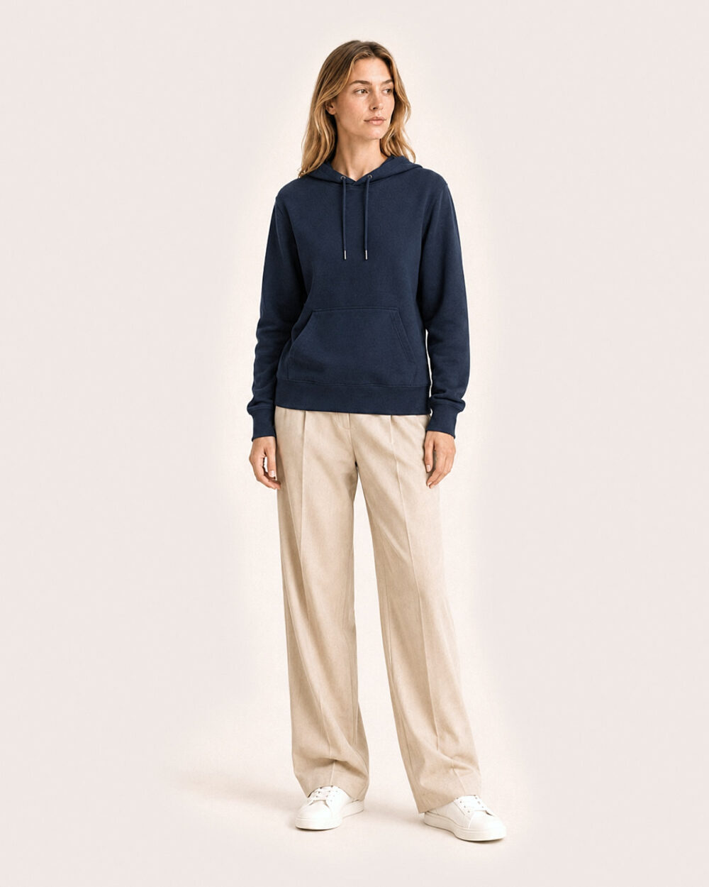 Model F1 trägt den WAVE Hoodie von CALYPSO GIANO in Navy in einer entspannten Pose.