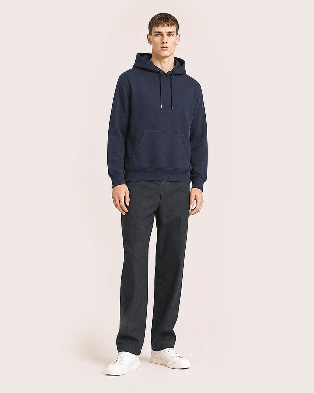 Model M1 trägt den WAVE Hoodie von CALYPSO GIANO in Navy in einer entspannten Pose.