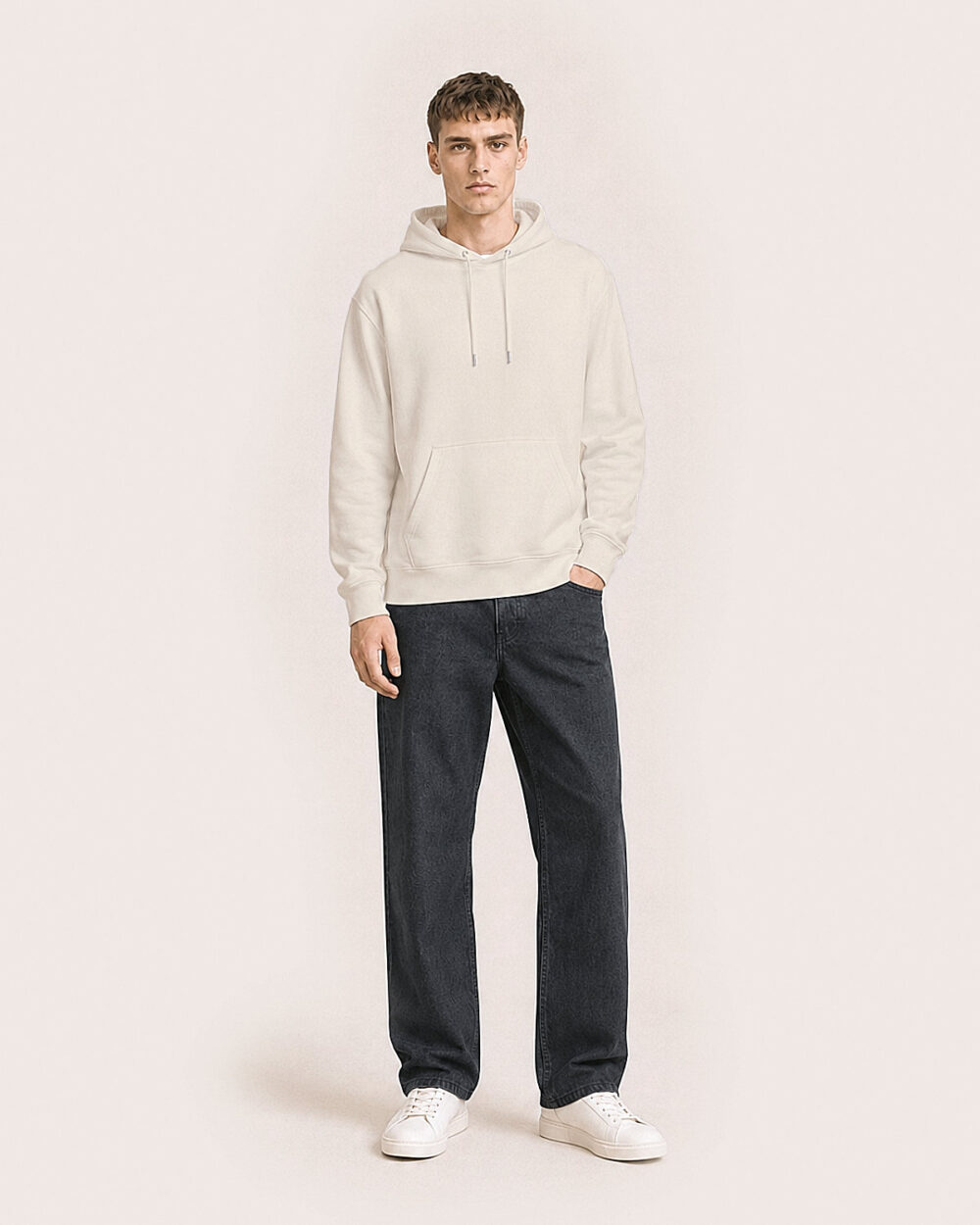Model M1 trägt den WAVE Hoodie von CALYPSO GIANO in Raw in einer entspannten Pose.