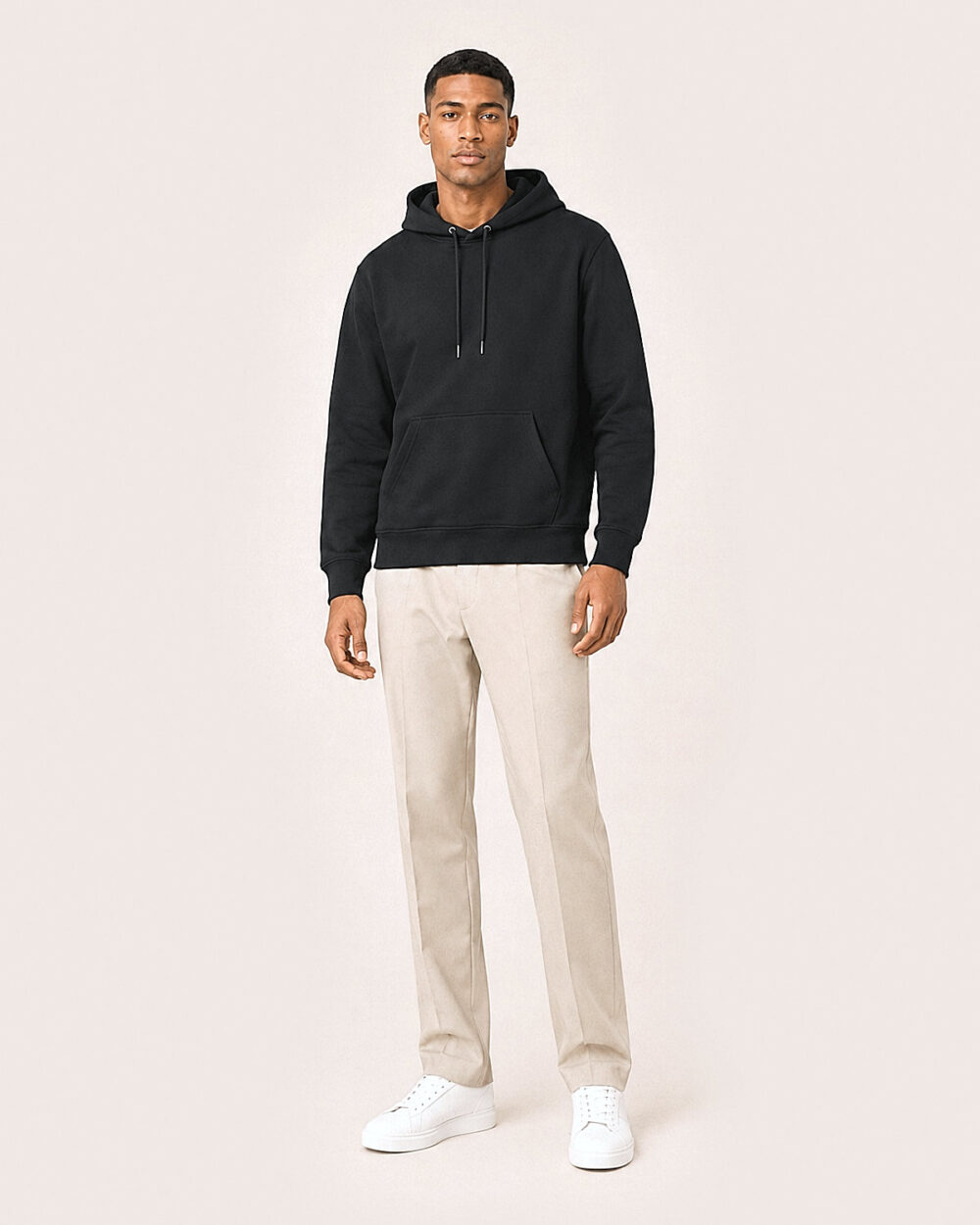 Model M3 trägt den WAVE Hoodie von CALYPSO GIANO in Schwarz in einer entspannten Pose.