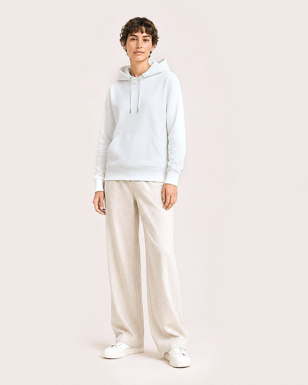 Model F3 trägt den weissen WAVE Hoodie von CALYPSO GIANO in einer entspannten Pose.