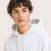 Nahaufnahme von Model F3 im weissen WAVE Hoodie von CALYPSO GIANO mit Fokus auf Stoff und Kapuze.