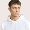 Nahaufnahme von Model M1 im weissen WAVE Hoodie von CALYPSO GIANO mit Fokus auf Stoff, Kapuze und Verarbeitung.