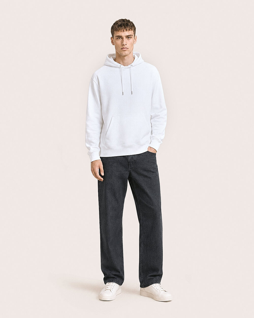 Model M1 trägt den weissen WAVE Hoodie von CALYPSO GIANO in einer entspannten Pose.