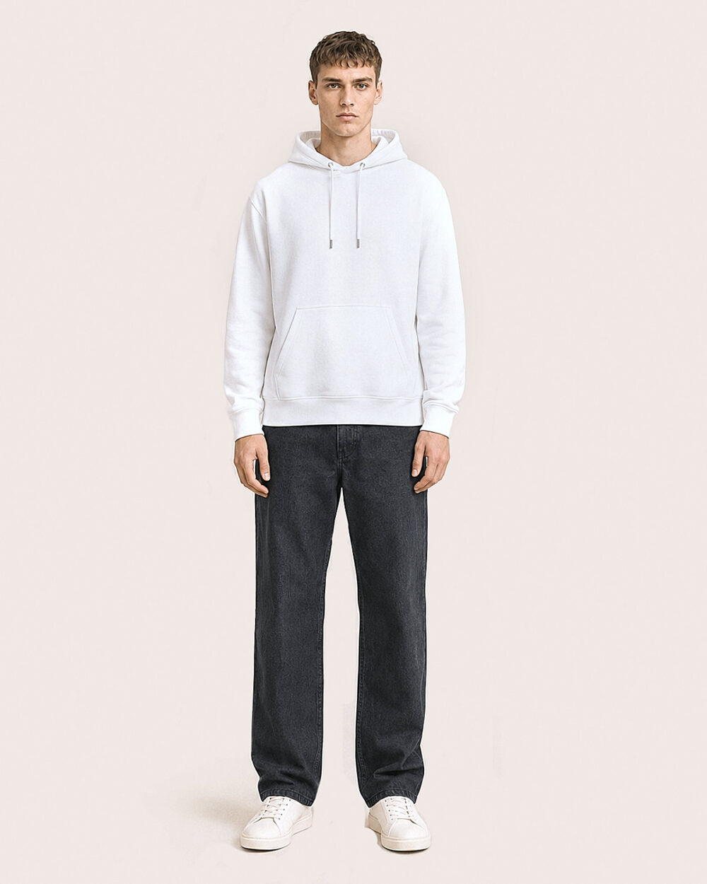 Model M1 trägt den weissen WAVE Hoodie von CALYPSO GIANO in der Frontansicht.